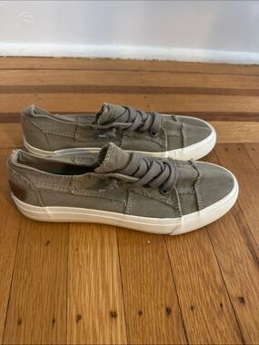 Casual Low-Top Canvas Sneakers in Olive Green